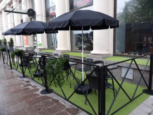Wimbledon ruohomatto Bar Chaplinin terassilla