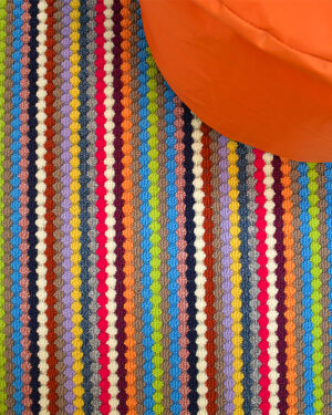 Värikäs Retro-käytävämatto Jolly tuo iloa ja piristystä sisustukseesi. Voit tilata maton omilla mitoillasi.