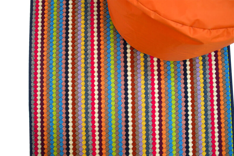Värikäs Retro-käytävämatto Jolly tuo iloa ja piristystä sisustukseesi. Voit tilata maton omilla mitoillasi.