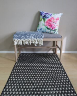 Mustavalkoinen korikuvioitu matto