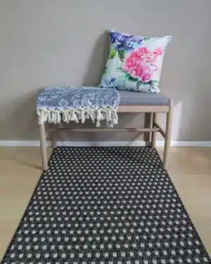 Mustavalkoinen korikuvioitu matto