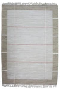 Beige raidallinen puuvillamatto, valkoiset hapsut päissä.