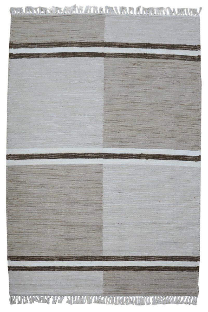 Kati puuvillamatto raidallinen beige-ruskea 140x200 cm, valkoiset hapsut päissä.