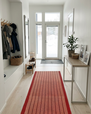 Satu punainen käytävämatto 100 cm